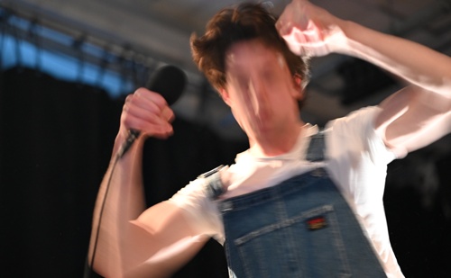 883
